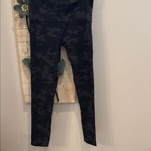 Spanx Camouflage compression Print Leggings size medium pre owned